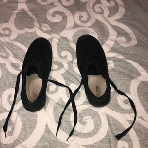 I’m am selling this black shoes!